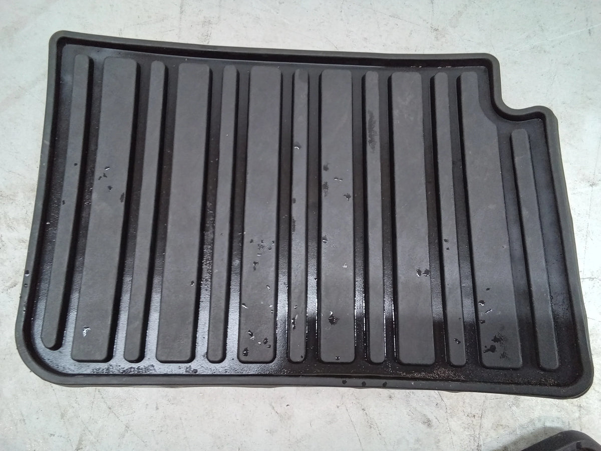 Pre-Owned 10 Subaru Forester Rubber Floor Mats 2 Front 2 Rear Left And Right OEM (Good)